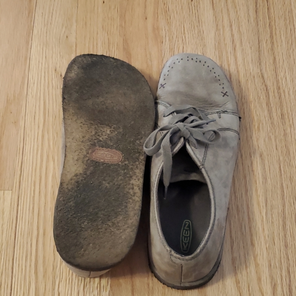Keen Sierra Women's Suede Oxfords with Crepe Soles - Picture 4 of 6